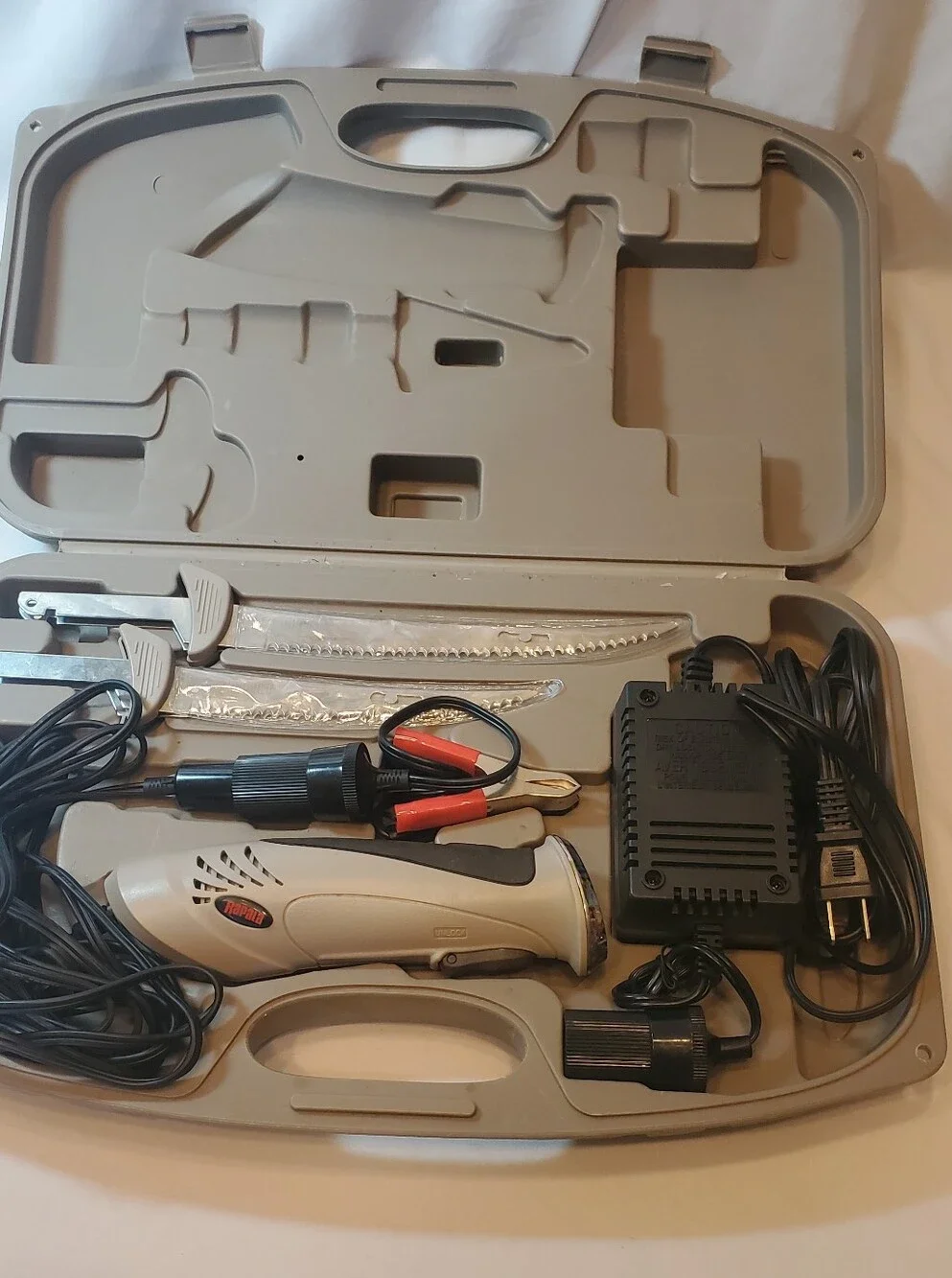 Rapala Electric Fillet Knife Hard Shell Tackle Case 2 Blades Battery Charger EUC